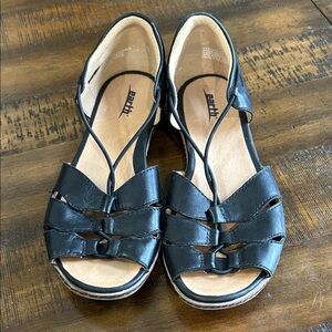 Earth Women's Black Leather Sandals